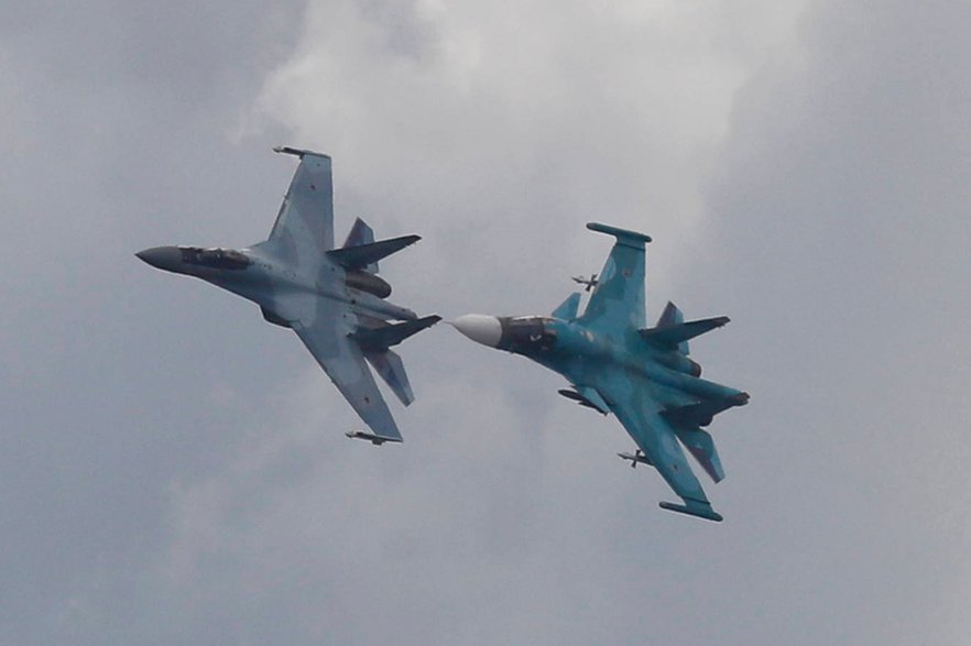 Rosyjskie myśliwce Su-35 i Su-34 nad Moskwą, Rosja, 27 sierpnia 2019 r.