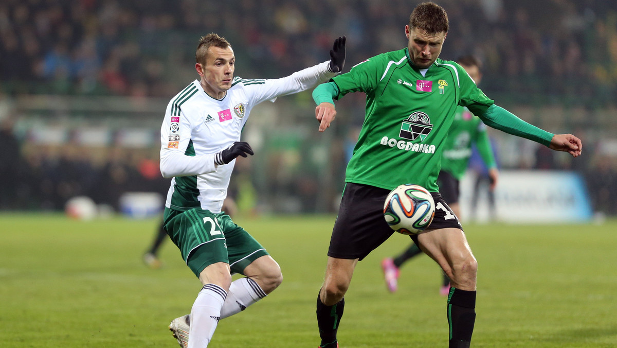 Górnik Łęczna zremisował ze Śląskiem Wrocław 1:1 (0:0) w meczu 25. kolejki T-Mobile Ekstraklasy. Beniaminek wyszarpał punkt w końcówce spotkania, a spory udział miał w tym bramkarz gości Jakub Wrąbel, który zaliczył klops przy strzale Tomasza Nowaka.