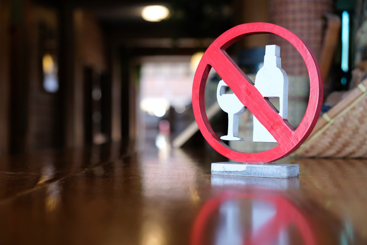Nocna prohibicja przynosi efekty. Warszawa ograniczy sprzedaż alkoholu?