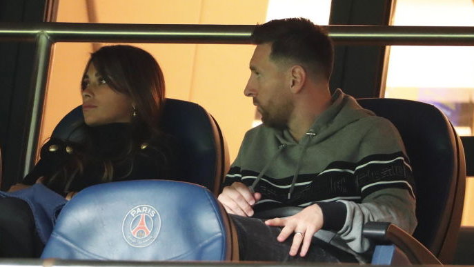 Antonella Roccuzzo i Leo Messi na trybunach podczas meczu Paris Saint-Germain z Angers SCO (15.10.2021)