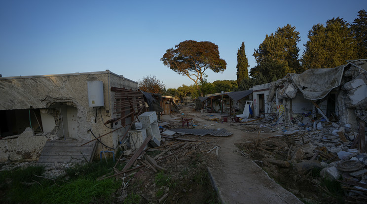 A Gázai övezetet irányító Hamász palesztin iszlamista szervezet Izrael ellen indított október 7-i támadásakor megrongált házak a Gázai övezet közelében lévő Kefar-Aza kibucban 2023. november 5-én/Fotó: MTI/AP/Ariel Schalit