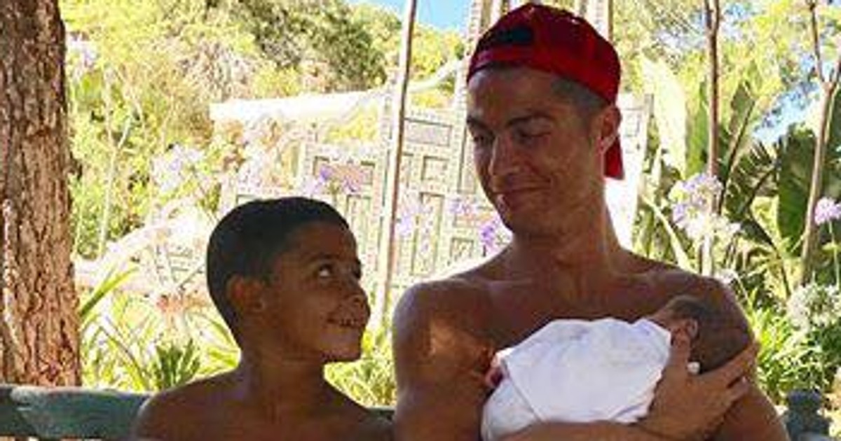 Cristiano Ronaldo pierwszy raz pokazał wszystkie dzieci. Zdjęcie bije ...