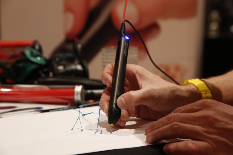 3Doodler 3D to ręczna drukarka 3D wielkości długopisu. Urządzenie umożliwia nam drukowanie przestrzennych konstrukcji za pomocą kilku ruchów dłonią. Działa na podobnej zasadzie, jak silikonowy pistolet, z którego zazwyczaj korzystamy w czasie remontu mieszkania.