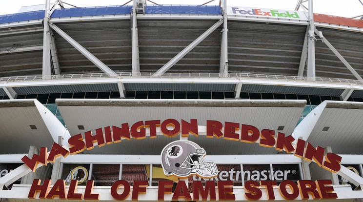 A profi amerikaifutball-ligában (NFL) szereplő Washington Redskins logója a FedExField stadion bejáratánál 2020. július 13-án. / Fotó: MTI/AP/Susan Walsh