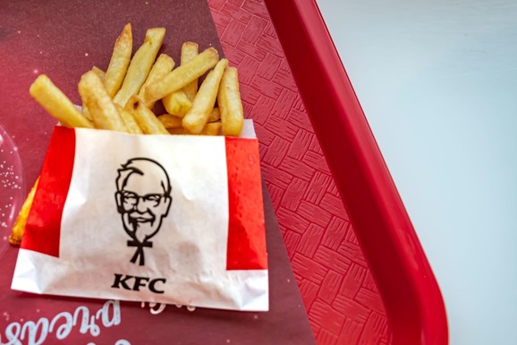 Kraj saradnje posle skoro 40 godina: KFC okreće leđa Pepsiku, u restorane stiže najveći konkurent