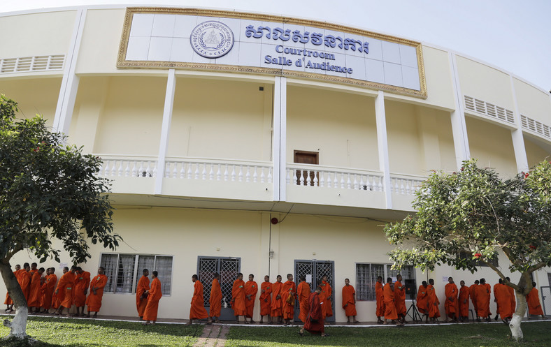 Mnisi buddyjscy czekali na wejście na proces