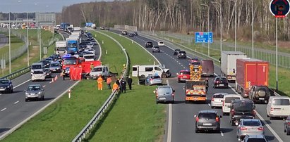 Poranny koszmar na A2. Zderzyły się dwa busy. Jeden koziołkował [ZDJĘCIA]