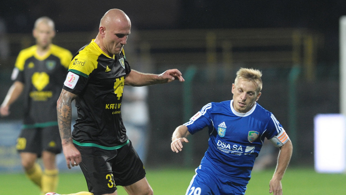 Miedź Legnica pokonując na wyjeździe GKS Katowice 1:0 w niedzielnym meczu 6. kolejki 1. ligi piłkarskiej odniosła drugie zwycięstwo w sezonie. Dotychczasowy lider Wigry Suwałki przegrał u siebie ze Stomilem Olsztyn 1:2 i stracił tę pozycję na rzecz Chrobrego Głogów.