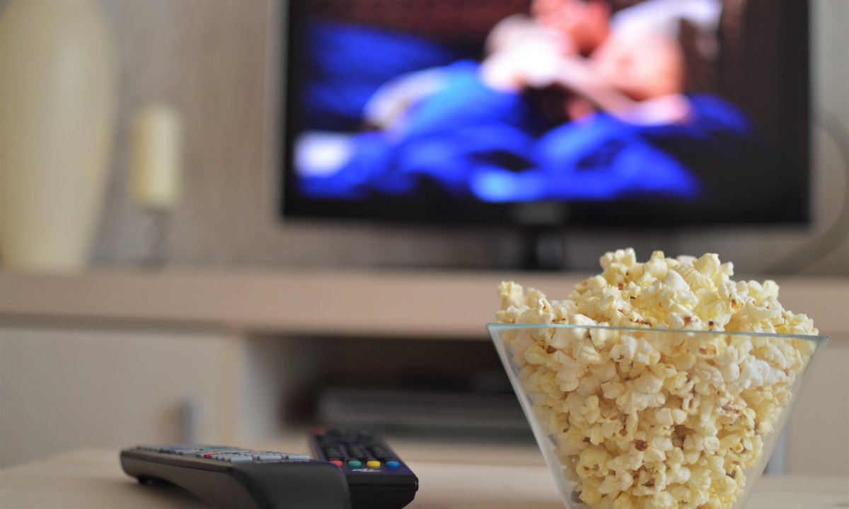 Zbadali przekąskowe nawyki Polaków. 43 proc. Polaków traci kontrolę nad jedzeniem, gdy siedzi przed telewizorem