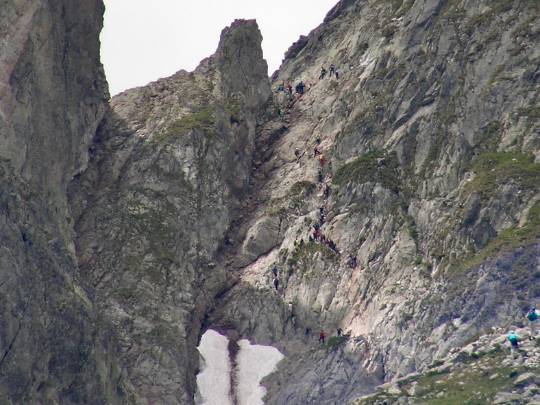 Turyści na łańcuchu prowadzącym na przełącz Czerwona Ławka (Priečne sedlo 2352 m) To jeden z najtrudniejszych szlaków w Tatrach Słowackich.
