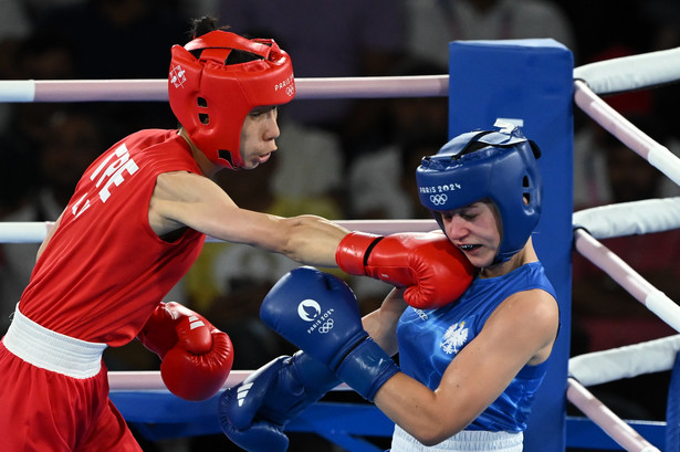 Julia Szeremeta (niebieski) i Lin Yu Ting (czerwony) z Tajwanu w finałowej walce w kategorii 57 kg turnieju bokserskiego