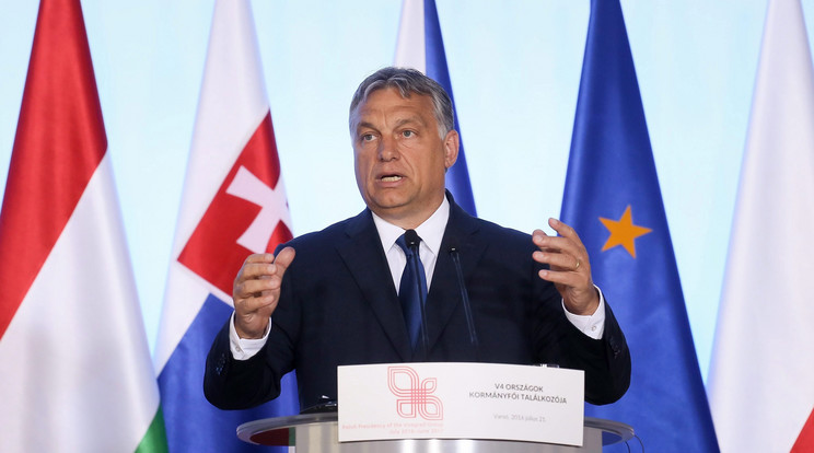 Orbán Viktor magyar miniszterelnök beszél a visegrádi országok miniszterelnökeinek találkozója után tartott sajtóértekezleten Varsóban / Fotó: MTI