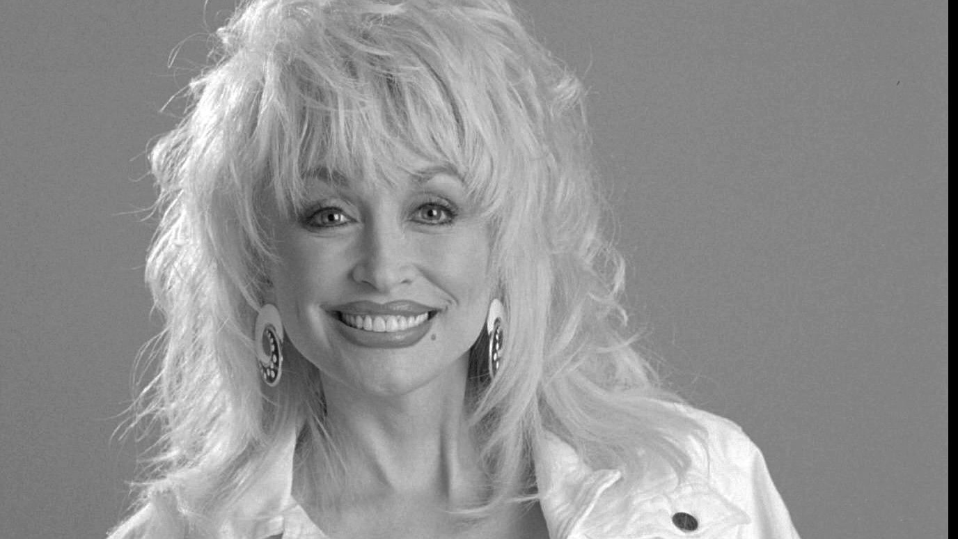 Na archívnej snímke z 15. augusta 1996 Dolly Parton.