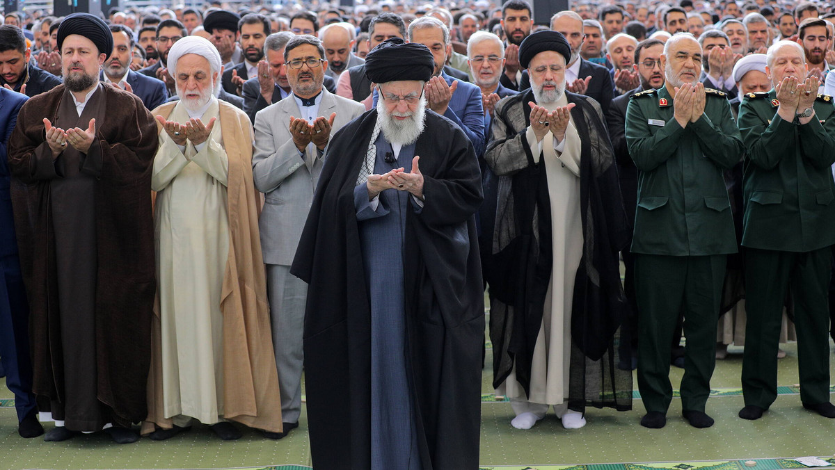 Najwyższy przywódca duchowo-polityczny Iranu ajatollah Ali Chamenei opublikował na portalu X nagranie, w którym zwracając się do modlących się Irańczyków mówił o karze, jaka spotkać ma Izrael.
