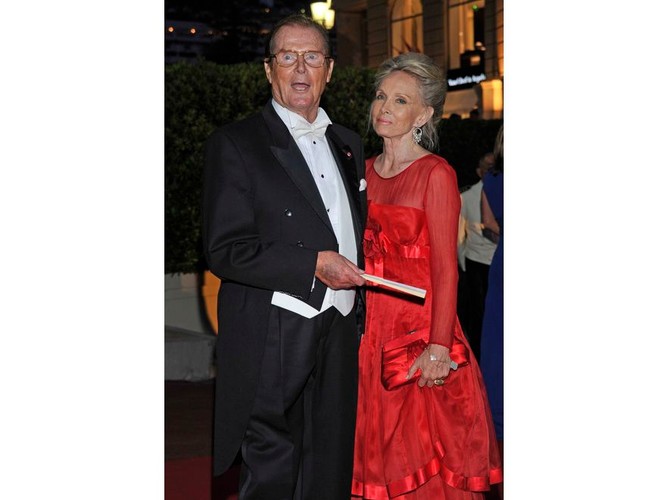 Aktor Roger Moore z żoną Kristiną