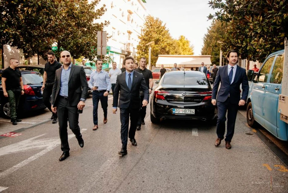 Dritan Abazović ispred zgrade Višeg suda u Podgorici