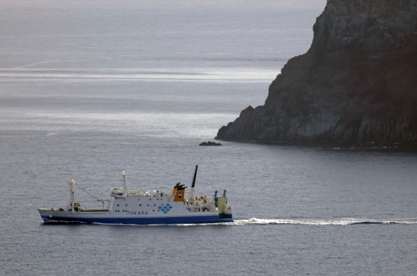 Evakuacija trajektom stanovnika sela Tošima na ostrvu Akuseki 4. jula nakon serije zemljotresa
