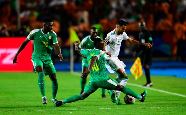 Senegalczyk Sadio Mane (C) w starciu z Algierczykiem Riyadem Mahrezem (P) podczas finału Pucharu Narodów Afryki w 2019 roku