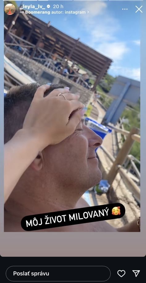 Laura Borisa nežne pohladkala.