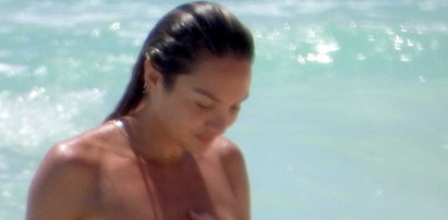 Supermodelka pływa topless, ale wstydzi się fotografa