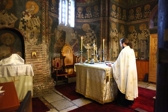 VIDOVDAN OKUPIO SRBE U GRAČANICI! Mitropoliti Joanikije i Teodosije služe liturgiju, biće dodeljeni i ordeni "Majka devet Jugovića"