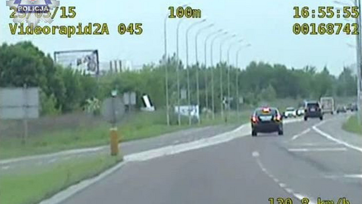 Na trzy miesiące stracił prawo jazdy 31-letni mieszkaniec powiatu krasnostawskiego. Jadąc saabem w terenie zabudowanym, pędził z prędkością 130 km/h.  Kierowcę wypatrzył patrol zamojskiej drogówki.