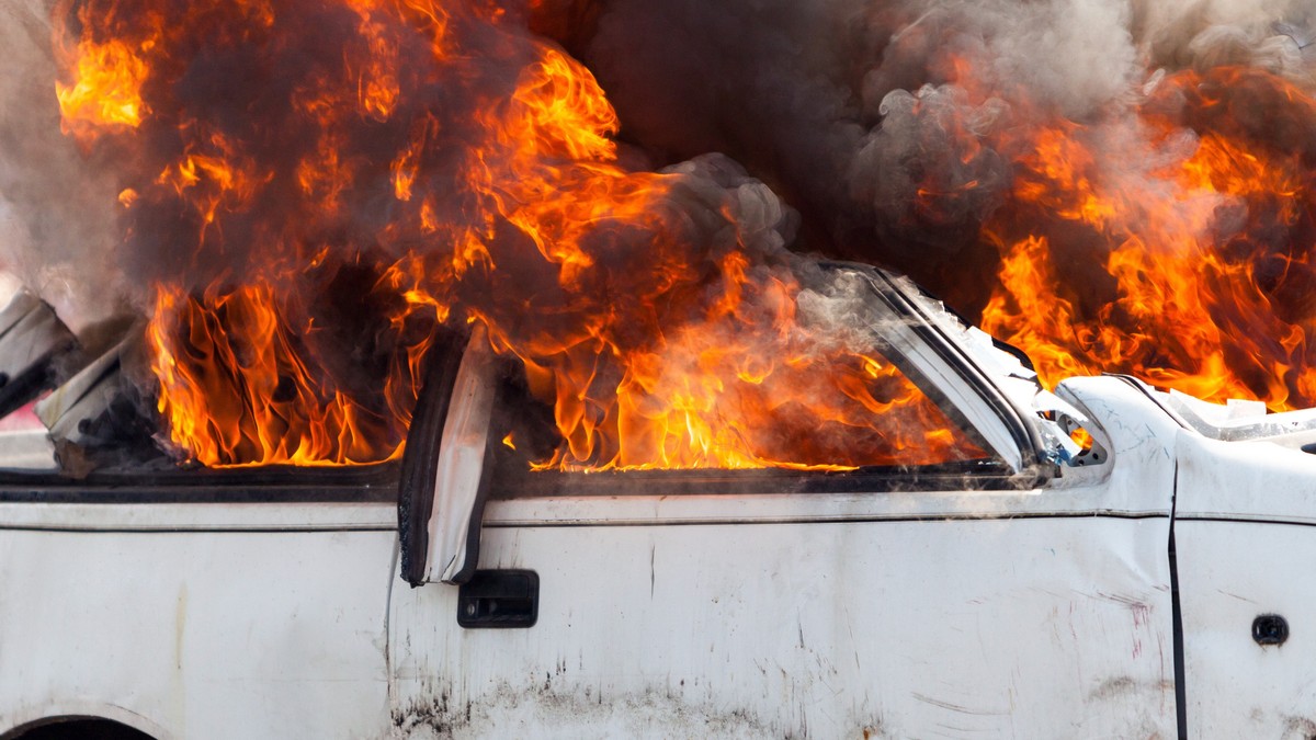 Ilustracija: zapaljen automobil