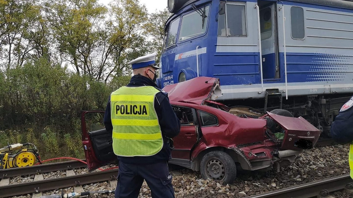 Prażki. Pociąg zmiażdżył auto. Dwie osoby nie żyją