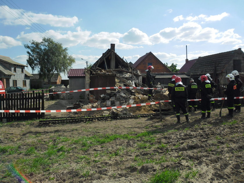 Strażacy przy zawalonym domu w Magnuszewicach