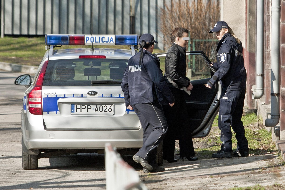 Katarzyna W. wysiada z policyjnego samochodu