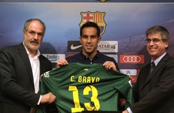 Liga hiszpańska: Claudio Bravo oficjalnie bramkarzem Barcelony. ZDJĘCIA