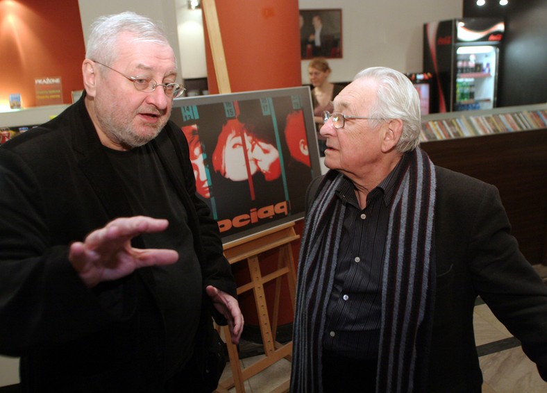 Warszawa, 2007-04-20. Reżyserzy Andrzej Wajda (P) i Janusz Zaorski (L) podczas promocji książki "Kanał" Dona Fredericksena i Marka Hendrykowskiego zorganizowanej w ramach obchodów 50-lecia Polskiej Szkoły Filmowej