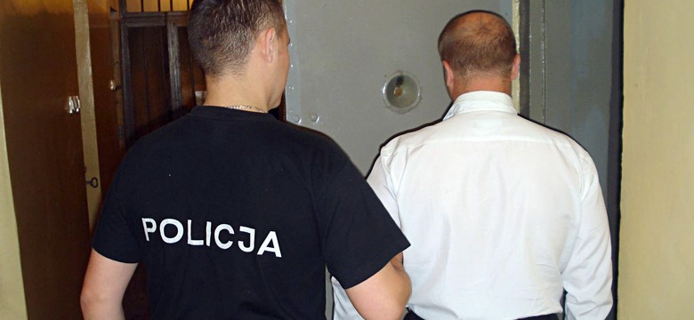 Były ksiądz z nożem w ręku okradł bank