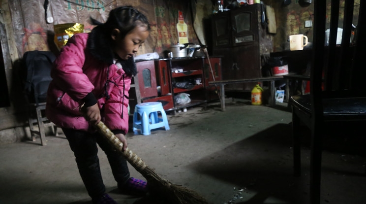 A kis Anna mindent megtesz családjáért /Fotó: AFP