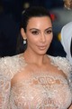 Kim Kardashian ruhájával ellentétben sminkjében és frizurájában visszafogott volt.