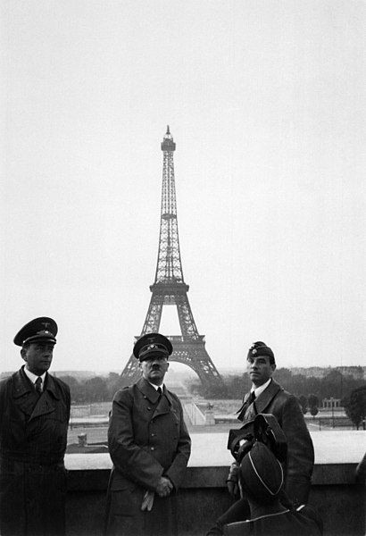 Adolf Hitler la Paris după invazia Franței