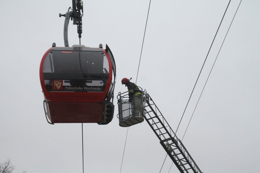 Chwile grozy we Wrocławiu. Utknęli kilka metrów nad ziemią