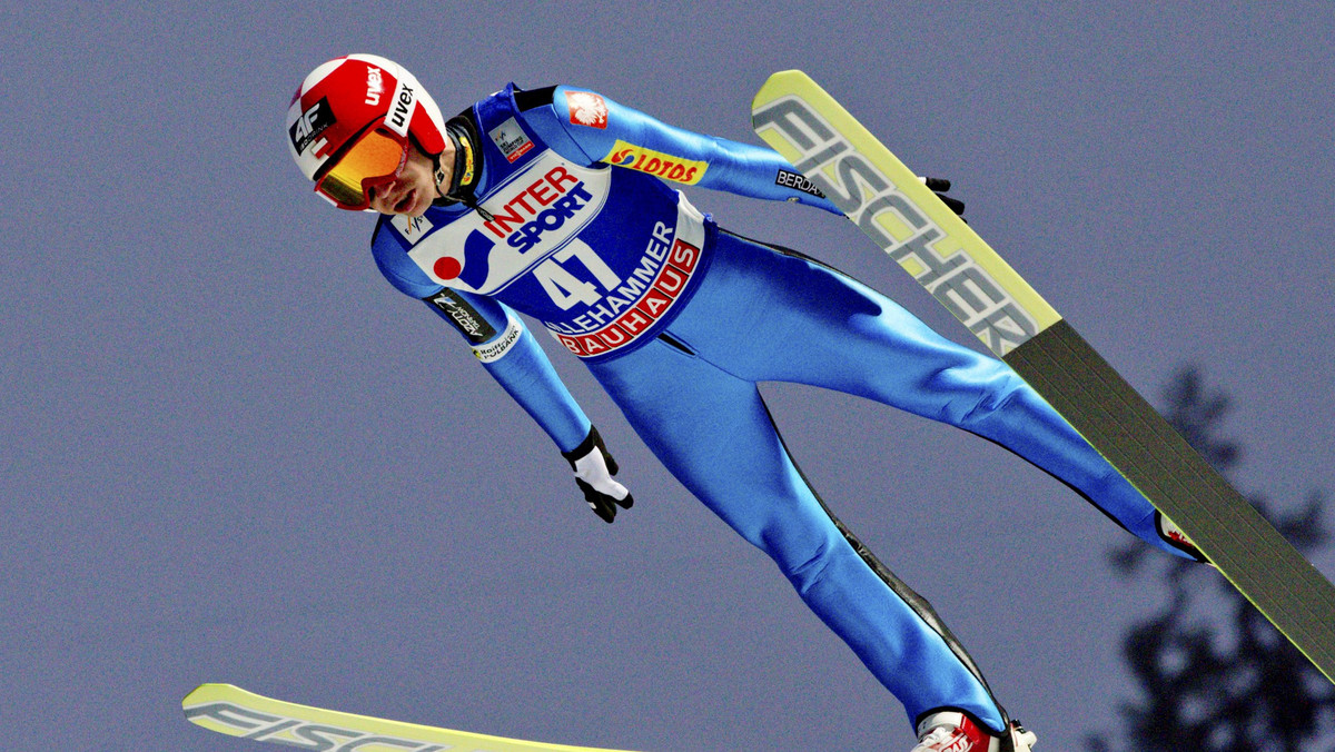 Polscy skoczkowie szybko będą chcieli zapomnieć o pierwszym konkursie na skoczni normalnej w Lillehammer. Najwyżej sklasyfikowanym zawodnikiem był Maciej Kot, który zajął 25. miejsce, a Kamil Stoch uplasował się na 30. pozycji - czytamy na skijumping.pl.