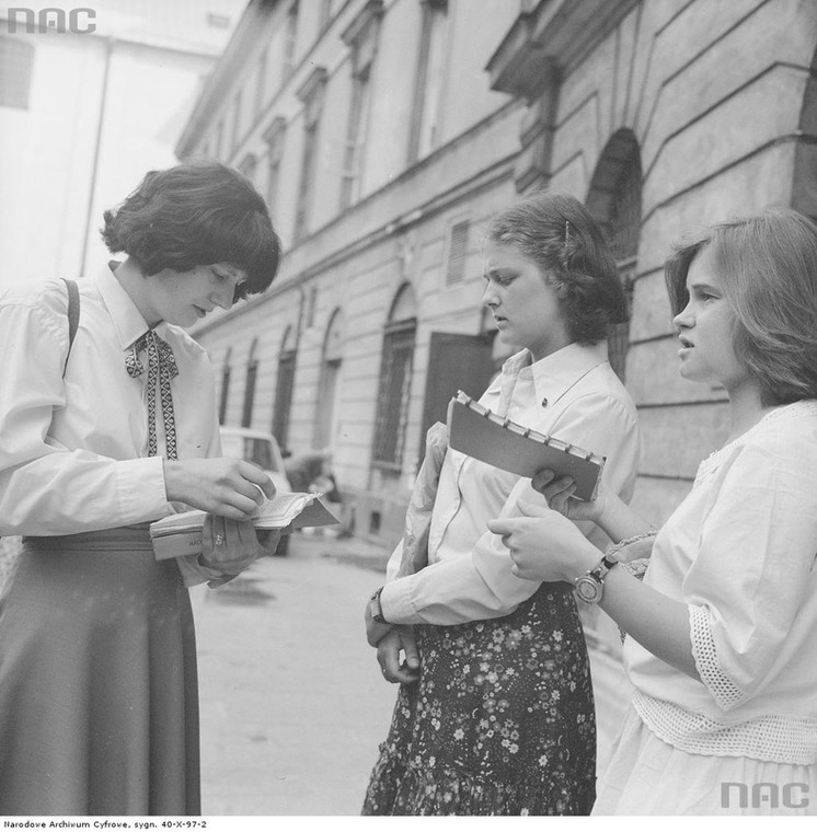 Studentki przed egzaminem, rok 1979.