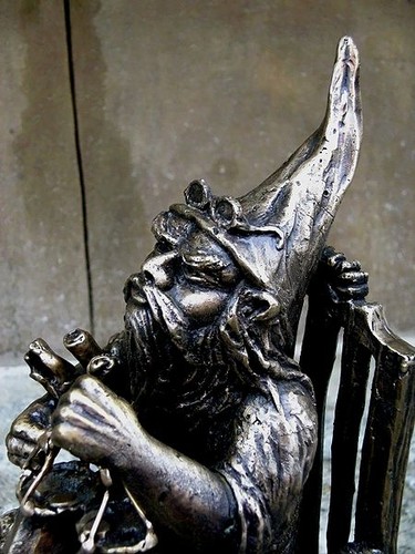 Wrocławskie krasnale – figurki krasnali, które sukcesywnie od 2001 roku są umieszczane na różnych ulicach miasta. Ich liczba ciągle się zmienia(pojawiają się nowe, a niektóre są kradzione). Ich popularność wśród turystów spowodowała, że są jedną z większych atrakcji turystycznych Wrocławia, a szlakiem Krasnali organizowane są specjalne wycieczki. Na zdjęciu: Temidek - spod siedziby Okręgowej Izby Radców Prawnych we Wrocławiu - ul. Włodkowica 8.