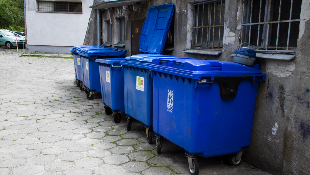 Od soboty mieszkańcy ośmiu stołecznych dzielnic, którzy zadeklarowali segregację śmieci, powinni wrzucać je do trzech pojemników: czerwonego na papier, plastik i metal; zielonego na szkło i czarnego na pozostałe odpady, np. kuchenne.