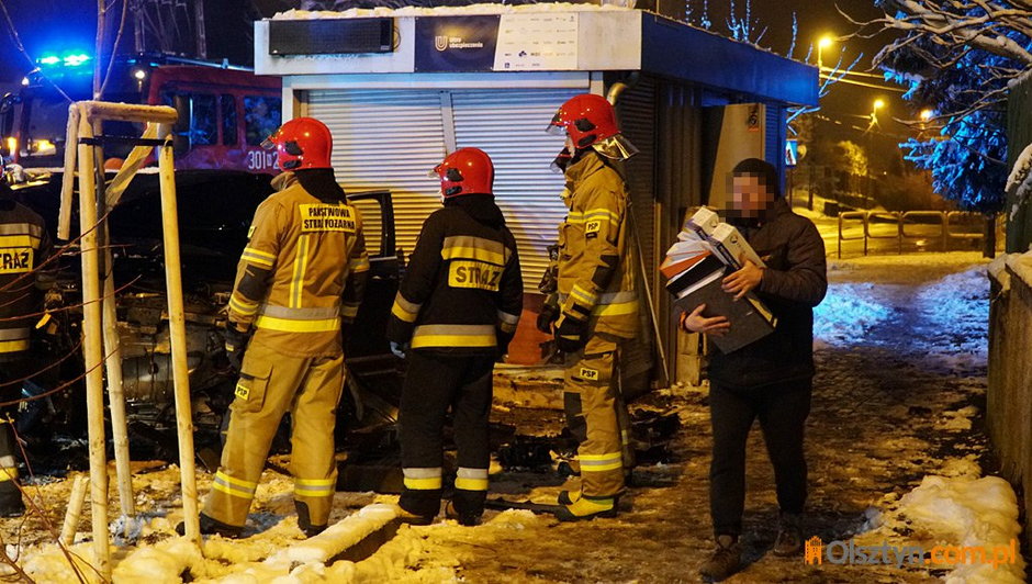 Wjechała z impetem w kiosk firmy ubezpieczeniowej w Gutkowie 