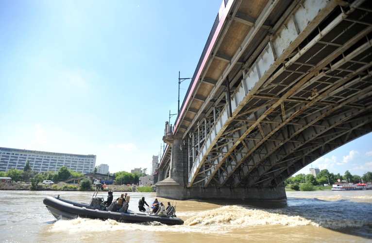 Prezydent Warszawy Hanna Gronkiewicz-Waltz i minister administracji i cyfryzacji Rafał Trzaskowski podczas rejsu motorówką po Wiśle