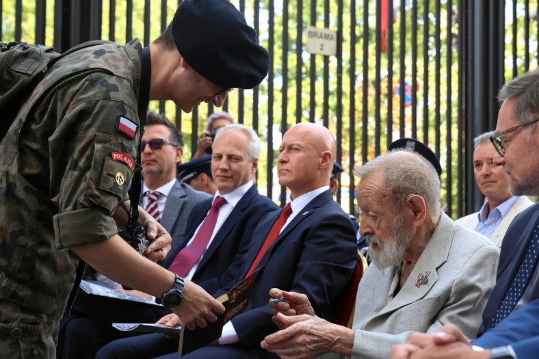 02.08.2024 Warszawa , ulica Sanguszki 1 , Polska Wytwornia Papierow Wartosciowych . Prezes PWPW Marcin Wojdat (p) i ostatni zyjacy obronca Wytworni Juliusz Kulesza (2p) podczas obchodow 80. rocznicy wybuchu Powstania Warszawskiego . Fot. Robert Kowalewski / Agencja Wyborcza.pl