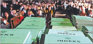 Papierowy indeks ciągle wygrywa z elektronicznym