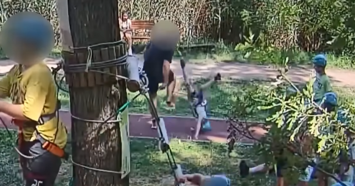 Fordulat a szolnoki kalandparkban egy kisfiút felrúgó karateedző ügyében