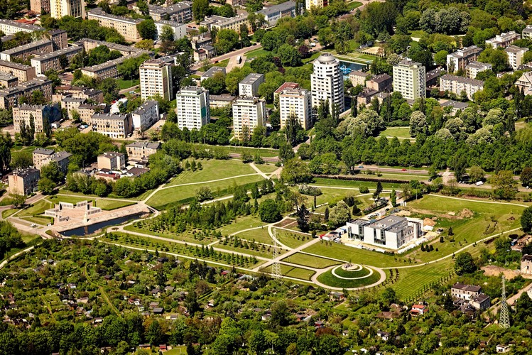 Park Ocalałych przy ulicy Wojska Polskiego oraz budowa Centrum Dialogu Marka Edelmana.