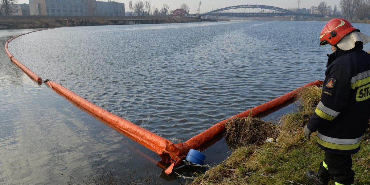 KRAKW ZAPORA PRZECIWOLEJOWA NA WILE