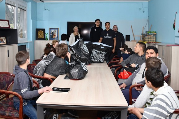 KK Partizan u poseti štićenicima doma Drinka Pavlović 