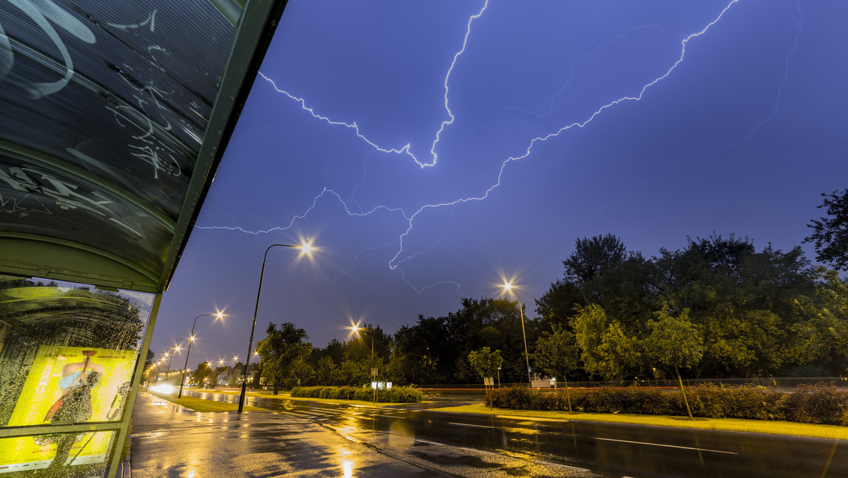 Ponad 60 tys. odbiorów z kujawsko-pomorskiego jeszcze wieczorem było bez prądu wskutek awarii, które spowodowały nocne nawałnice. Zasilanie zostało przywrócone do czterech szpitali, które musiały korzystać z agregatów prądotwórczych.